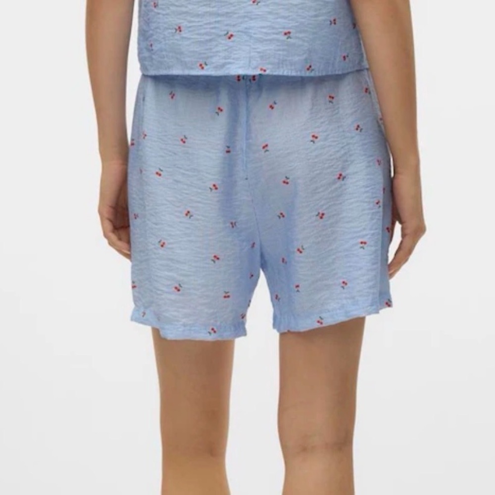 NWT Vero Moda Tie Waist Shorts – White Cherry Print – Size S - MSRP $48 - Picture 4 of 4